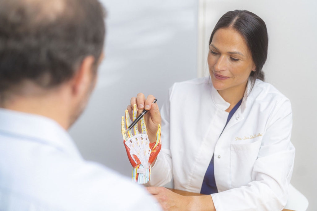 Helen_Praxis2918 dr-helen-abel-gespraech-erklaerung